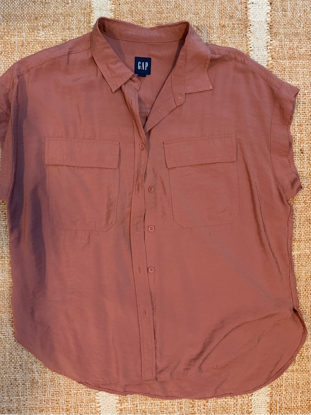 GAP Short-Sleeve Button-Down Camp Shirt in Rust size medium. Like new.